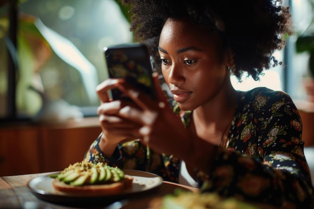 Photo une femme assise à une table concentrée sur son téléphone tandis qu'une assiette de nourriture se trouve devant elle cette image peut être utilisée pour représenter la dépendance à la technologie ou l'habitude moderne d'utiliser des téléphones tout en mangeant