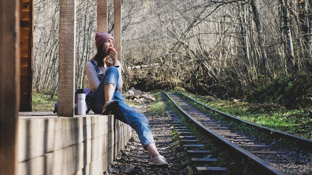 Photo une femme assise sur une voie ferrée