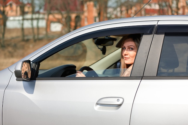 Femme assise, voiture, regarder hors fenêtre