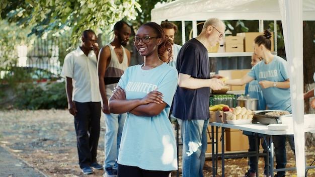 Une femme assiste à un événement de lutte contre la faim
