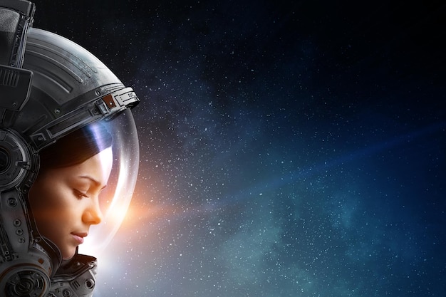 Femme astronaute lors d'une sortie dans l'espace sur l'orbite de la planète.