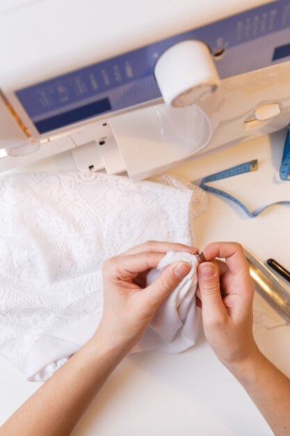 Femme en atelier déchire le tissu