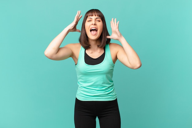 Femme athlète criant les mains en l'air, se sentant furieuse, frustrée, stressée et bouleversée