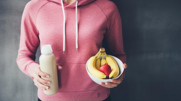 Une femme athlétique adoptant un mode de vie sain avec des baies, du lait d'amande et des bananes capturées dans