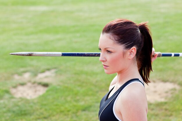 Femme athlétique concentrée prête à lancer le javelot