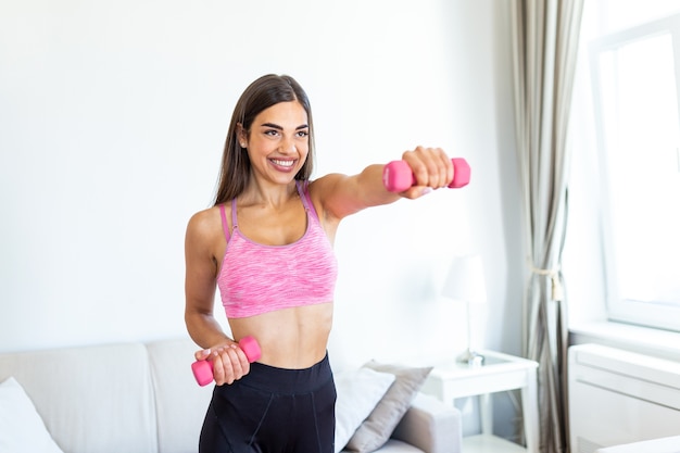 Femme athlétique, faire des exercices avec des haltères