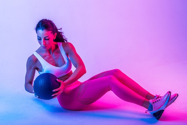 Femme athlétique avec formation de vêtements de sport de remise en forme