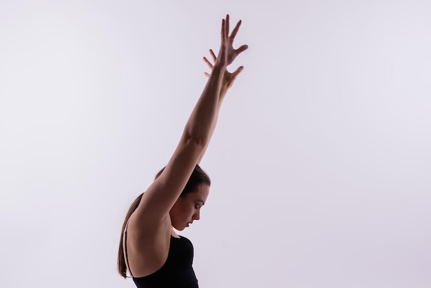 Femme athlétique en maillot de bain faisant des pompes de yoga belle femme exerçant au studio