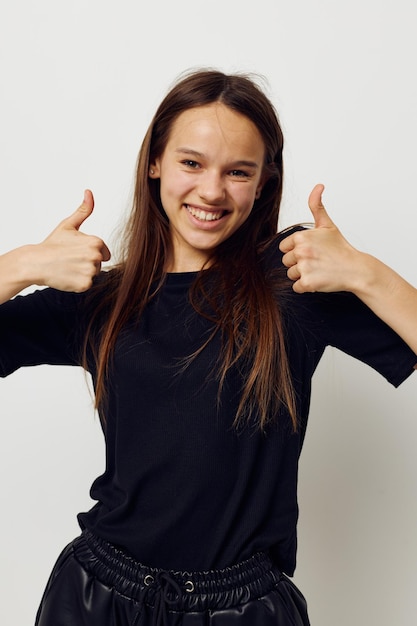 Femme athlétique en pantalon noir et un fond isolé de mode Tshirt