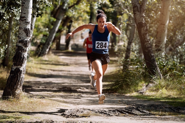 Photo femme athlétique participant à un cross