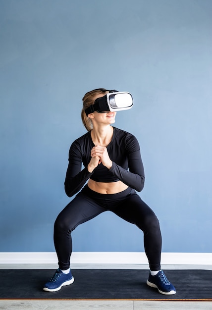 femme athlétique portant des lunettes de réalité virtuelle