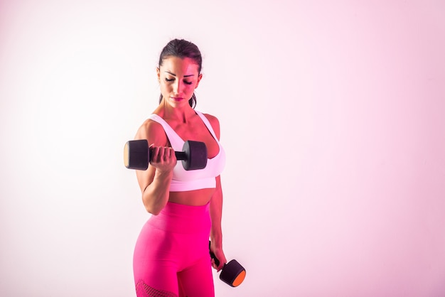 Femme athlétique avec des vêtements de sport de fitness traning