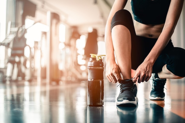 femme attachant des lacets au gymnase.