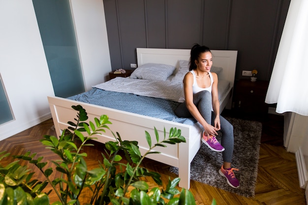 Femme attachant ses lacets avant l&#39;entraînement