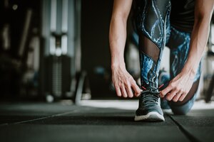 Photo femme attachant ses lacets avant l'exercice