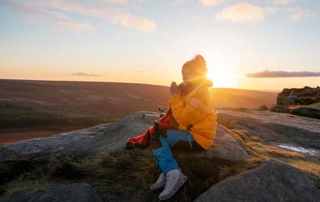 Femme atteignant la destination au sommet d'une colline ou d'une montagne au lever du soleil Concept de tourisme local