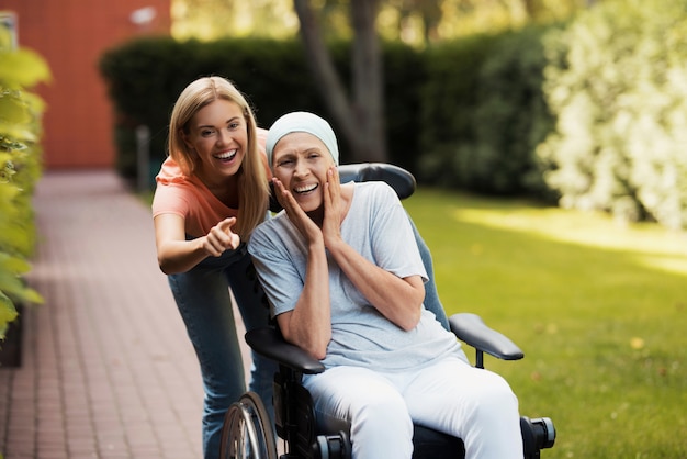 Une femme atteinte de cancer est assise dans un fauteuil roulant