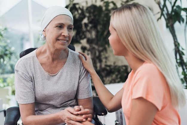 Une femme atteinte de cancer est assise avec sa fille