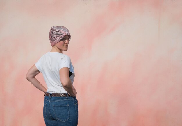 Photo une femme atteinte de cancer se tourne pour regarder la caméra