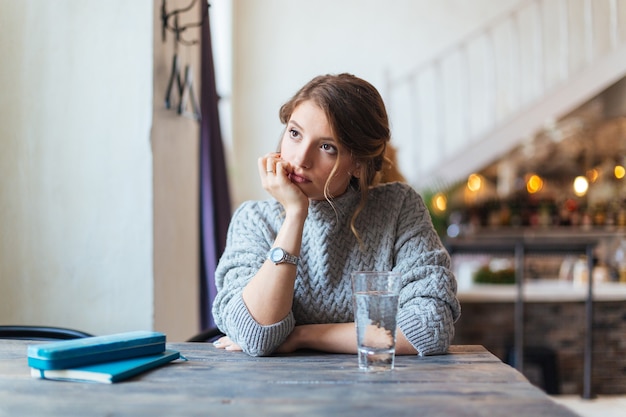 Femme attendant quelqu'un au café