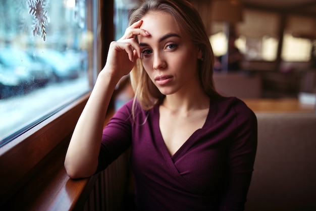 Femme, attente, dans, café-restaurant