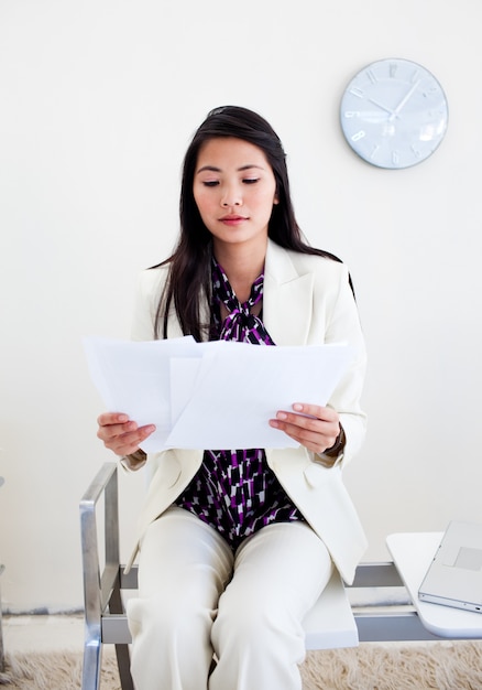 femme en attente d&#39;une interview