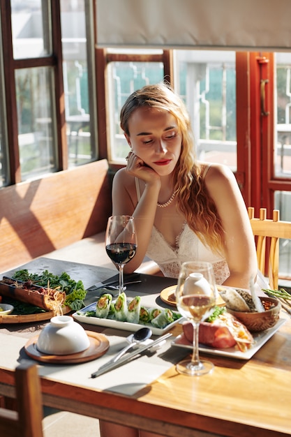 Femme en attente de petit ami au restaurant