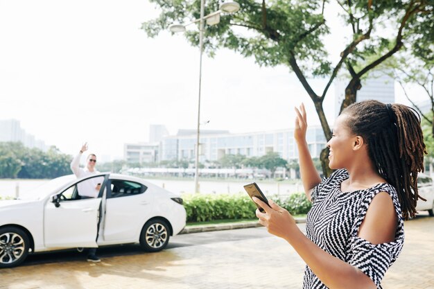 Femme en attente d'un taxi