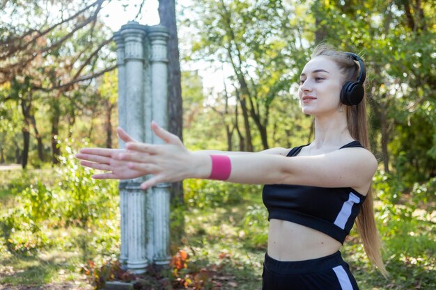 Femme attirante de forme physique s'exerçant avec des bandes de caoutchouc de forme physique outdoor