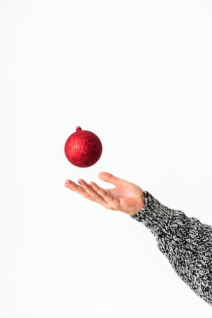 Femme attrapant une boule rouge