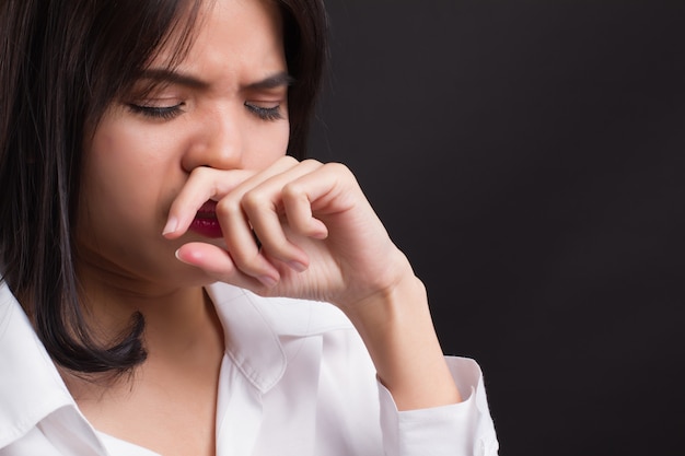 Femme attrapant un nez qui coule froid