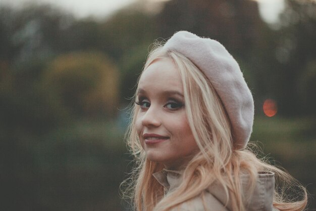 Une femme attrayante d'automne sur le fond de la nature d'hiver