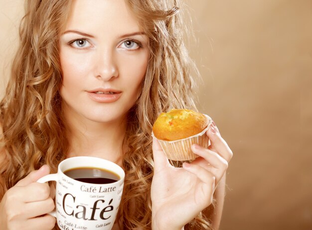 .femme attrayante avec café et gâteau