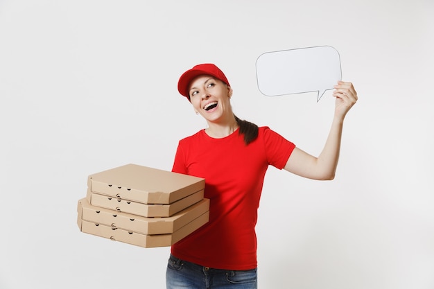 Femme au bonnet rouge, t-shirt donnant des boîtes à pizza pour commande de nourriture isolées sur fond blanc. Courrier féminin tenant un blanc vide Dites nuage, bulle de dialogue, pizza italienne dans une boîte plate en carton. Concept de livraison.