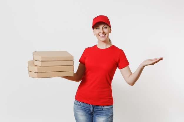 Femme au bonnet rouge, t-shirt donnant des boîtes à pizza pour commande de nourriture isolées sur fond blanc. Pizzaman féminin travaillant comme coursier ou revendeur tenant une pizza italienne dans une boîte plate en carton. Concept de service de livraison.