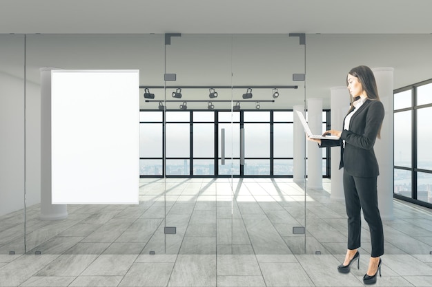 Femme au bureau avec affiche