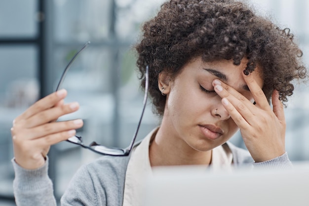 Photo la femme au bureau est fatiguée de travailler à l'ordinateur a enlevé ses lunettes