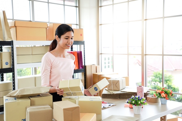 Femme au bureau de livraison