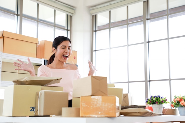 Femme au bureau de livraison