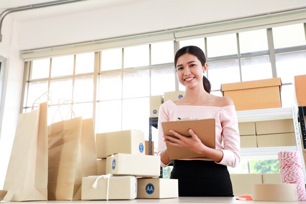 Femme au bureau de livraison