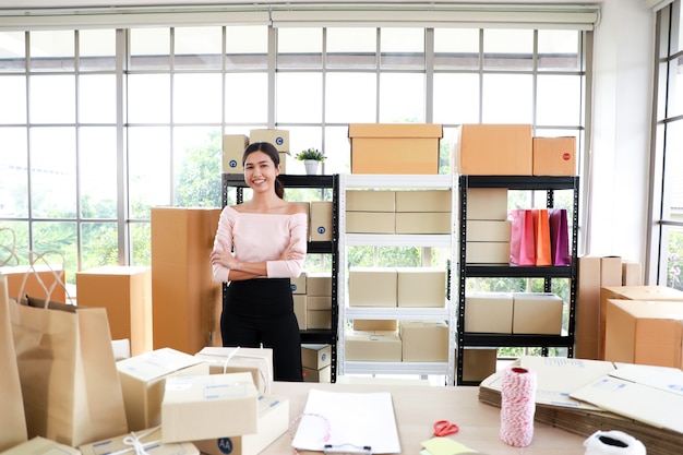 Femme au bureau de livraison