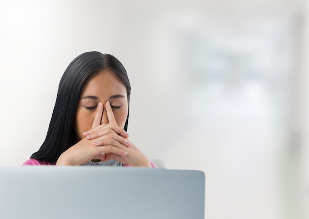 Femme au bureau avec ordinateur portable avec fond clair