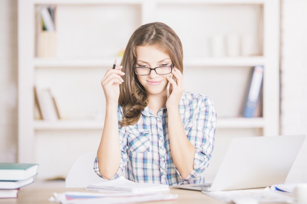 femme au bureau, parler téléphone