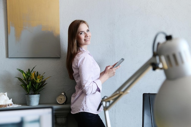 Femme au bureau