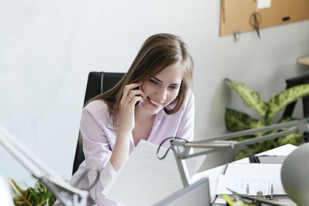 Femme au bureau