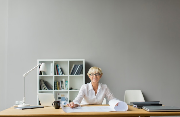 Femme au bureau