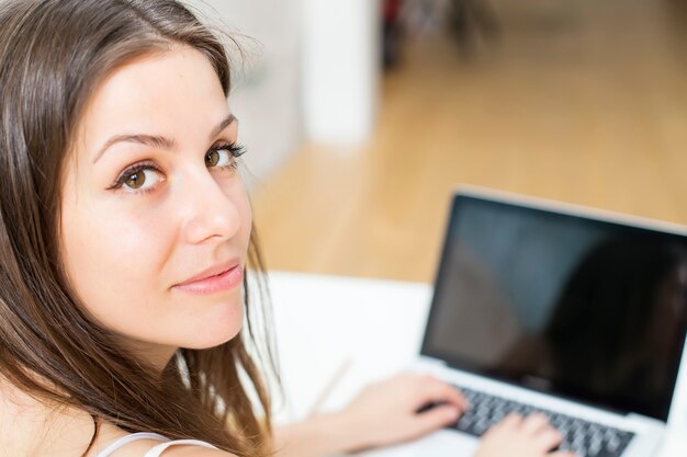 Femme au bureau