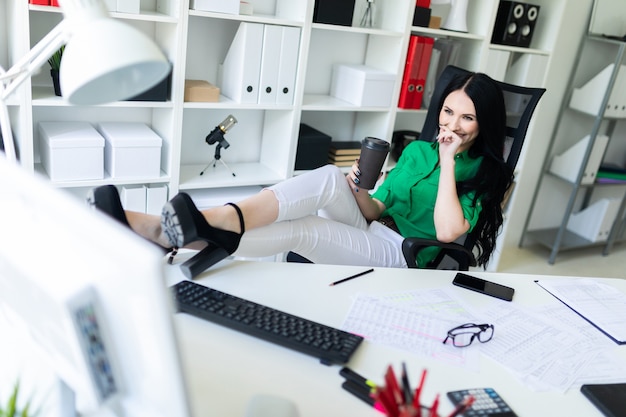 femme au bureau