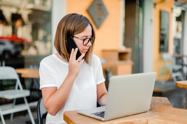 Femme Au Café Avec Téléphone Et Ordinateur Portable