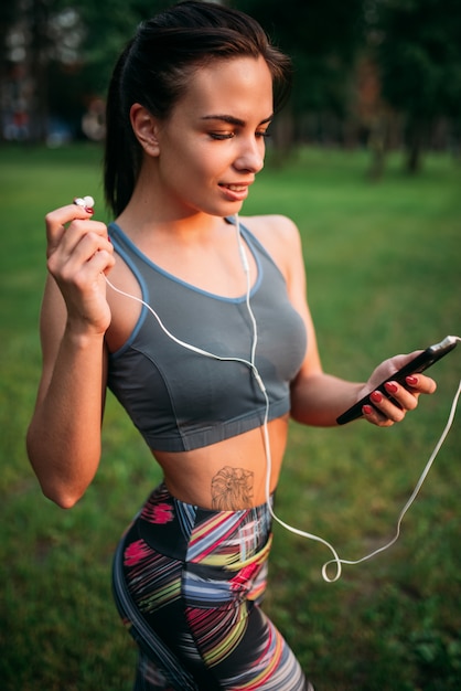 Femme au casque assis sur l'herbe et se détendre